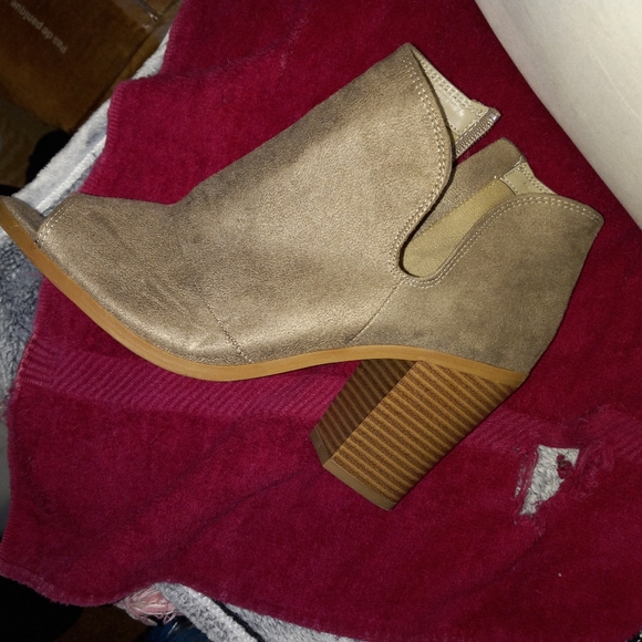 Shoes size 9 - Picture 2 of 2